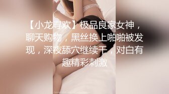 剧情演绎：客厅少妇的勾引，根本受不呀，直接扑倒在客厅沙发上就是一顿无套狂艹，最后胸射！