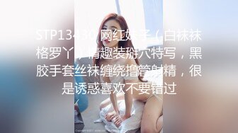 澡堂子偷拍站着尿尿的大奶妹尿完又用水冲了冲假装一本正经的洗B