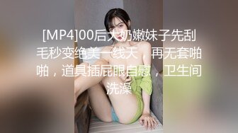 Legalporno Nikky蒲公英“她进入了她最喜欢的色情电影，并用紧紧的湿猫搞砸了”