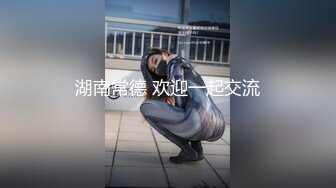 骚气萌妹子性感开档黑丝茄子带套自慰太大抹点润滑油才进得去