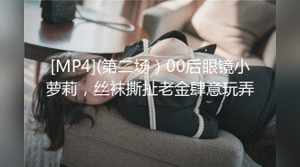 酒店女厕全景偷拍制服女职员张着小口的小黑鲍